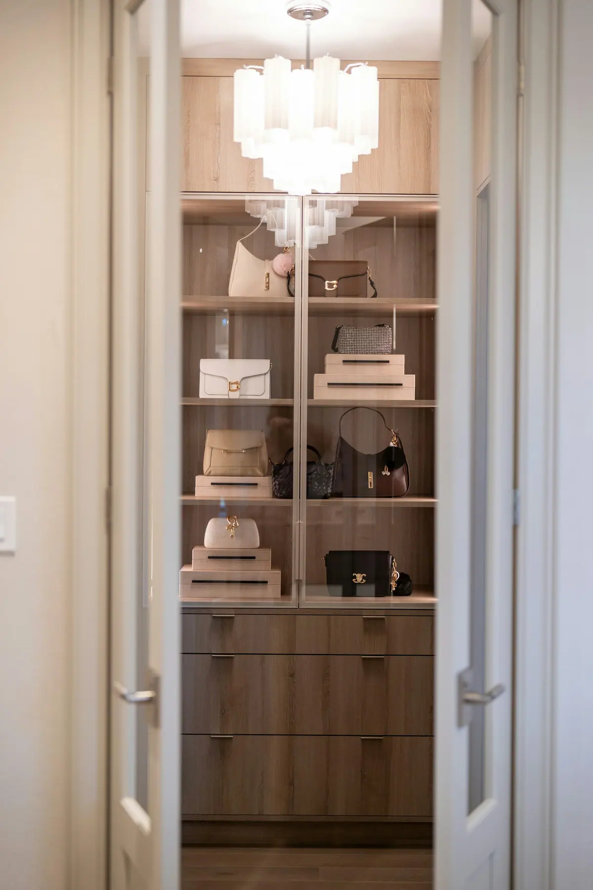 Vitrine de bolsas com iluminação interna e portas de vidro
