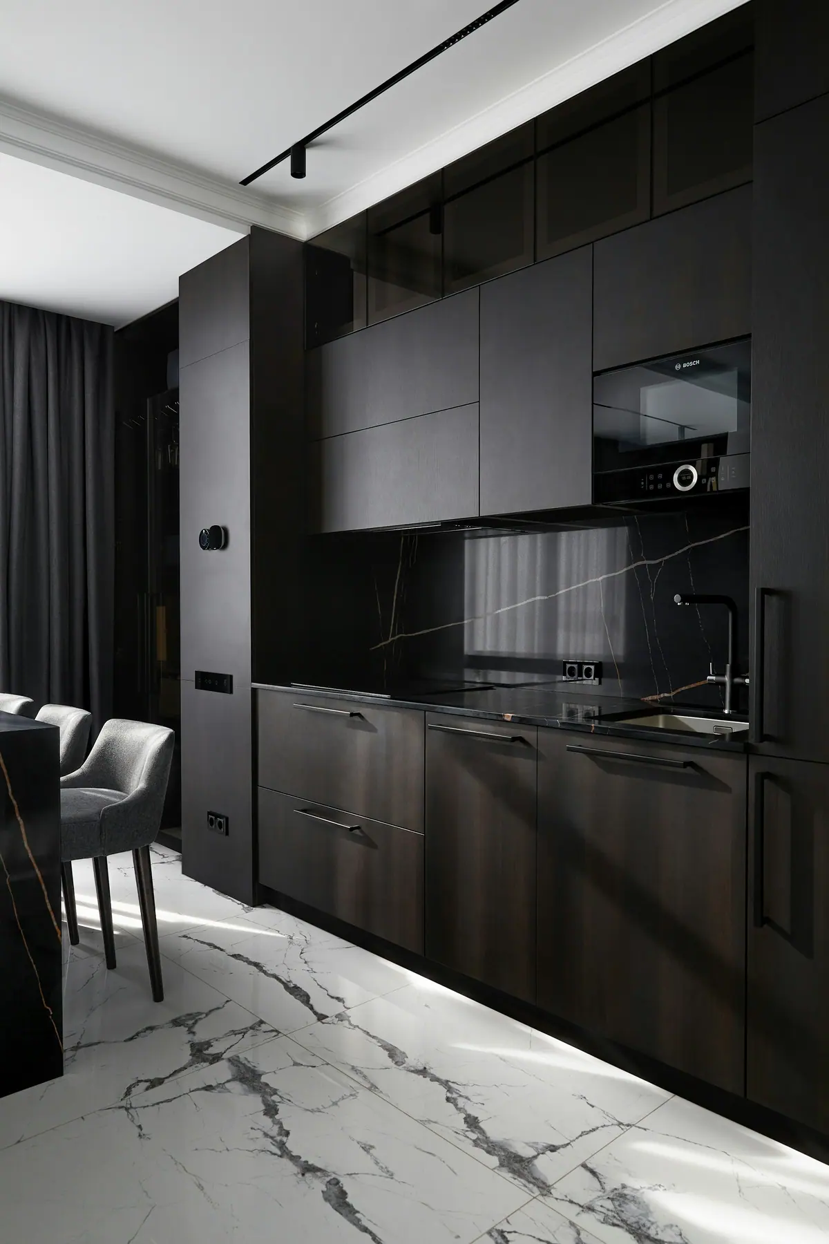 Cozinha com painel em mármore negro