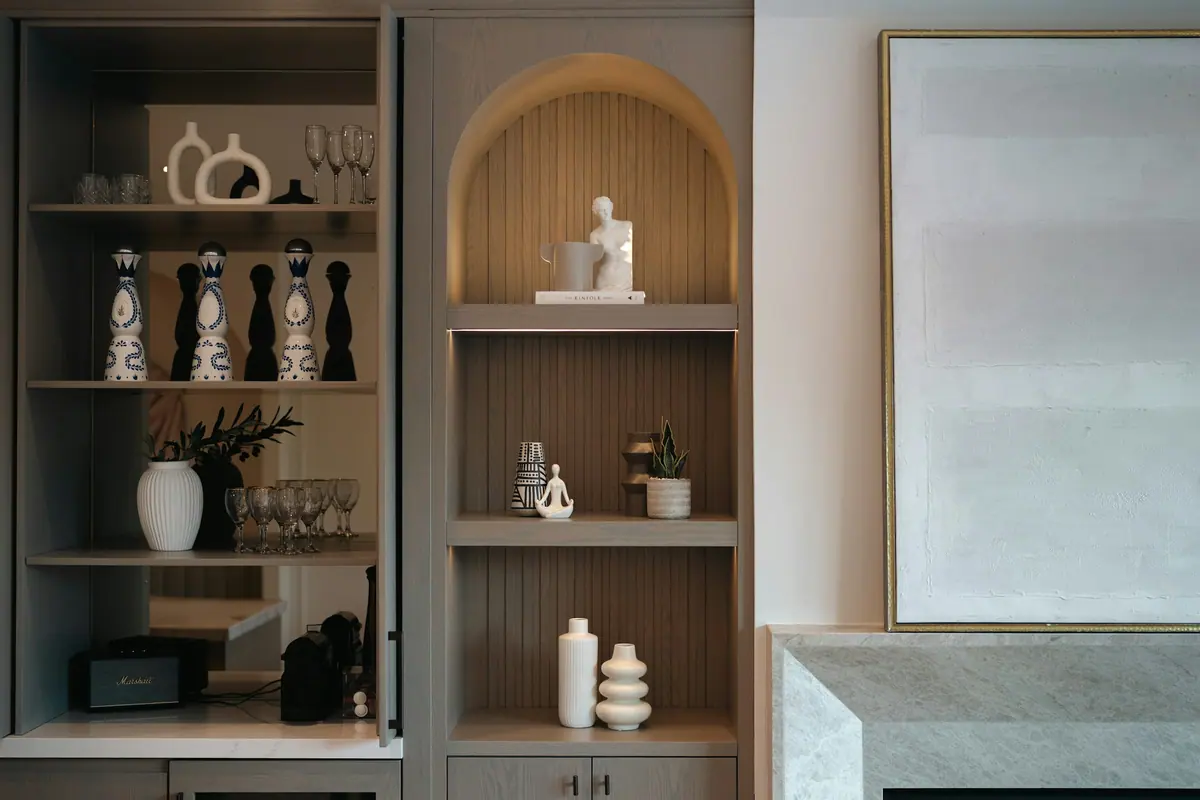 Estante com nichos arqueados e objetos de decoração