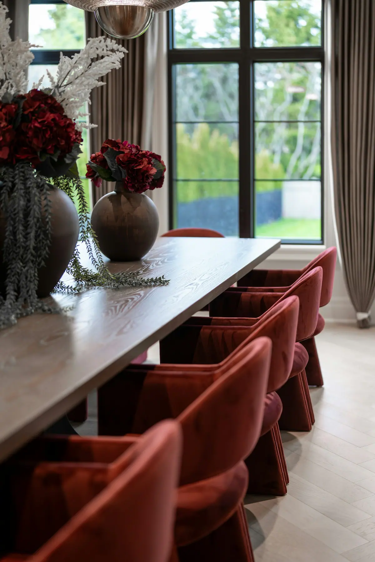 Sala de jantar com cadeiras em veludo e buffet sob medida