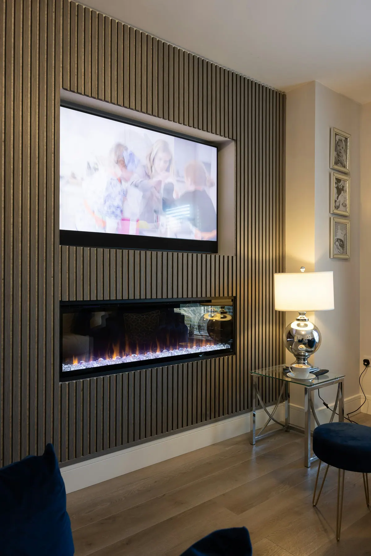 Painel de TV com lareira embutida e ripado vertical