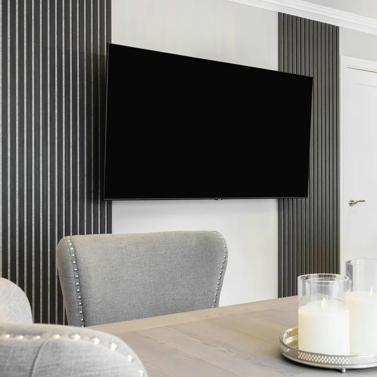 Painel de TV escuro em ripado